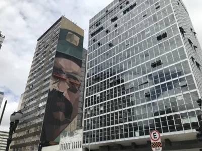 Leminski estampa novo mural em prédio no Centro de Curitiba