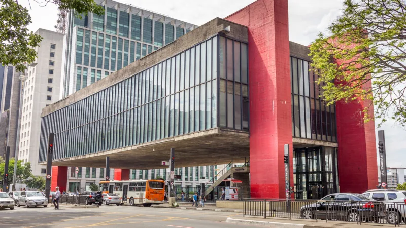 Vão livre e vigas vermelhas do Masp são um dos cartões-postais da Avenida Paulista.