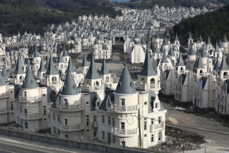 Residenncial Burj Al Babas, na Turquia: condomínio de castelos que imitam o ícone da Disney.