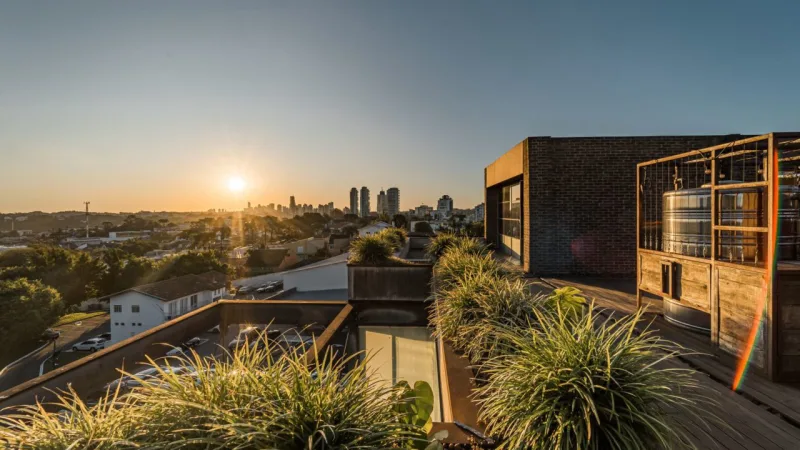 Terraço permite vista em 360º da cidade e de belos pores do sol.