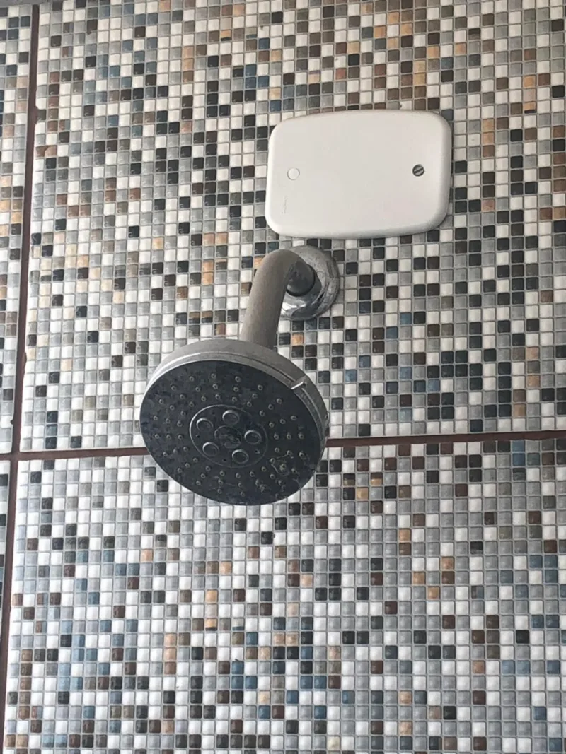 Duchas, chuveiros, vasos sanitários e luminárias estão entre as doações. Foto: Tria Arquitetura.