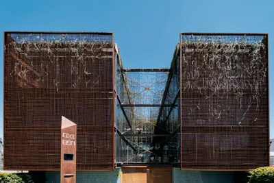 Prédio em Curitiba celebra dez anos com projeto contemporâneo e atemporal