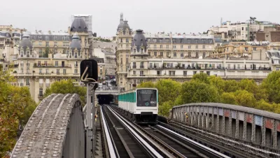 Metrô de Paris sobre a Ponte de Bir-Hakeim. Foto: divulgação