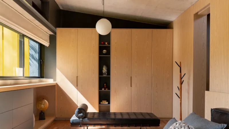 A suíte foi adaptada para ficar maior e ter mais luminosidade. Destaque na decoração para a Couch Barcelona, que pertencia ao acervo da família Coelho.