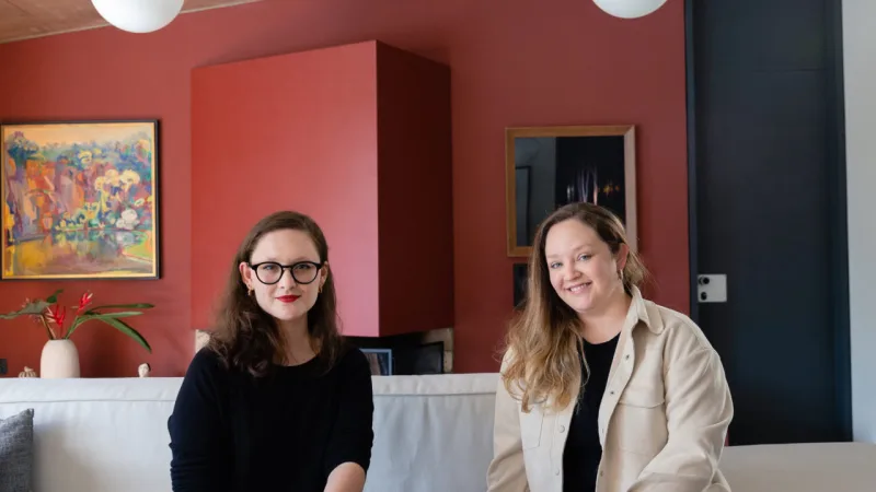 As arquitetas Noelle Piasetzki e Izadora Czerpicki, do escritório IN arq+design.