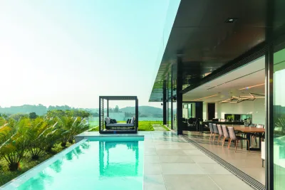 Piscina como protagonista: 5 projetos de arquitetura apresentam formas de integrá-la à área externa