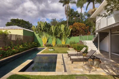 Reforma dá vida à área externa de casa dos anos 1950 com piscina, paisagismo e churrasqueira