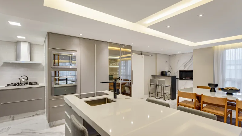 Com grandes alterações estruturais, a cozinha foi construída no espaço onde se localizava o antigo depósito do apartamento.