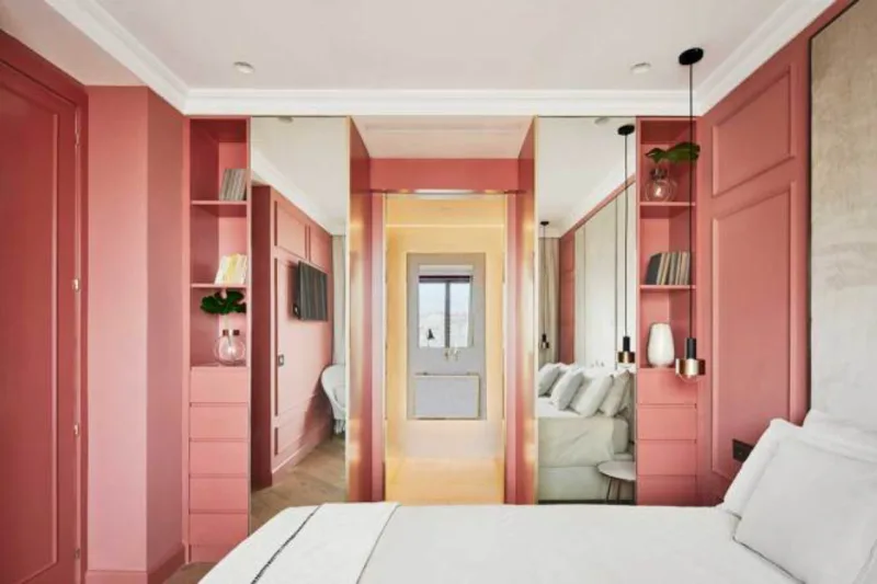 Projeto de apartamento em Lisboa, Portugal tem um quarto no tom da cor do ano 2019: o Living Coral. Reprodução Pinterest