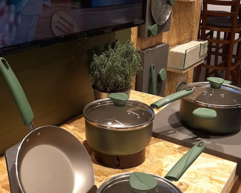 O megaestande da Tramontina apresentou a linha Lyf, que traz panelas e talheres com cabos e pegadores feitos com material reciclado e reciclável.