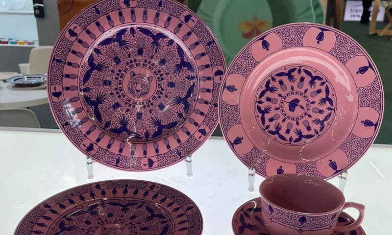 Outra empresa brasileira que ganhou destaque na Ambiente Fair foi a Oxford Porcelanas, com a coleção Terra Brasília.