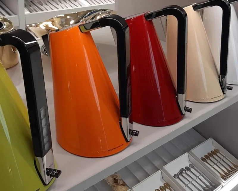 A chaleiras elétricas são os grandes destaques da italiana Bugatti, como na coleção Vera Kettle, por Andreas Seegatz.
