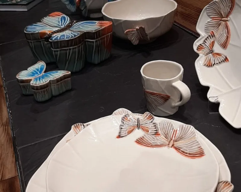 Porcelanas temáticas da linha Cloudy Butterflies, assinadas pela modelo alemã Claudia Schiffer para a portuguesa Bordallo Pinheiro, fundada em 1884.