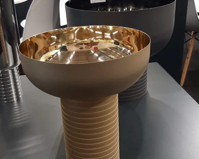 A brasileira St. James, que há mais de 40 anos cria e desenvolve objetos e utensílios com desenho arrojado, feitos de prata ou aço inox, apresentou a coleção Tumbi, pela arquiteta Fernanda Marques.
