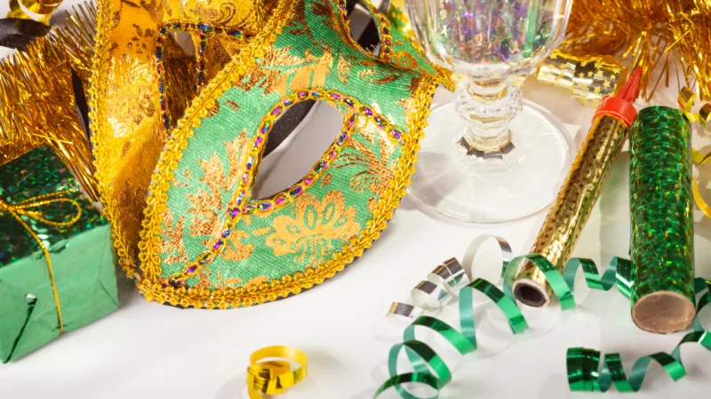 De confete a cortinas metálicas: como decorar a casa para o carnaval