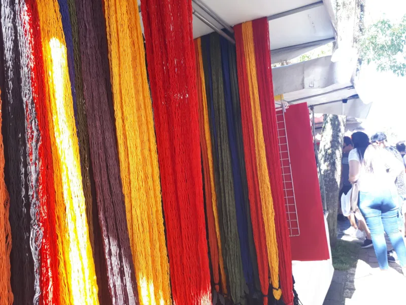 Redes de diferentes tamanhos, em diferentes cores, são opções baratas para decoração (Foto: Amanda Milléo / Gazeta do Povo)