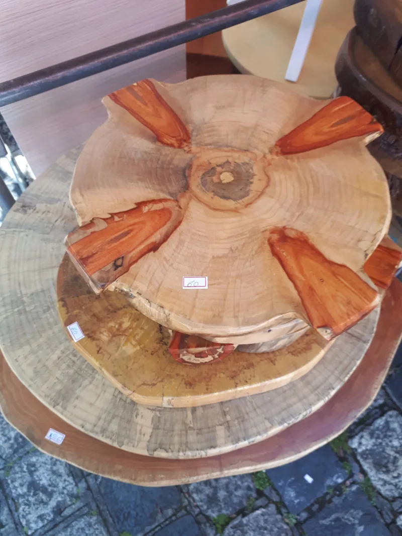 Tábuas em madeira -- algumas como suporte para carregá-las -- são boas opções de itens de decoração e de cozinha (Foto: Amanda Milléo / Gazeta do Povo)