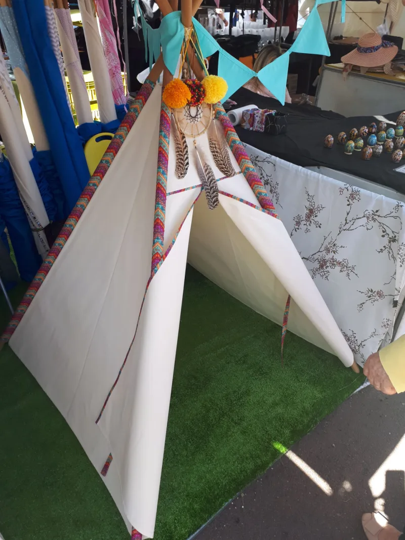 Cabanas ou tendas, feitas em tecido, servem de brinquedos que instigam a imaginação dos pequenos (Foto: Amanda Milléo / Gazeta do Povo)