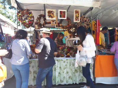 Feirinha do Largo da Ordem, tradicional encontro dos curitibanos aos domingos de manhã, traz diferentes opções de presentes de fim de ano (Foto: Amanda Milléo / Gazeta do Povo) 
