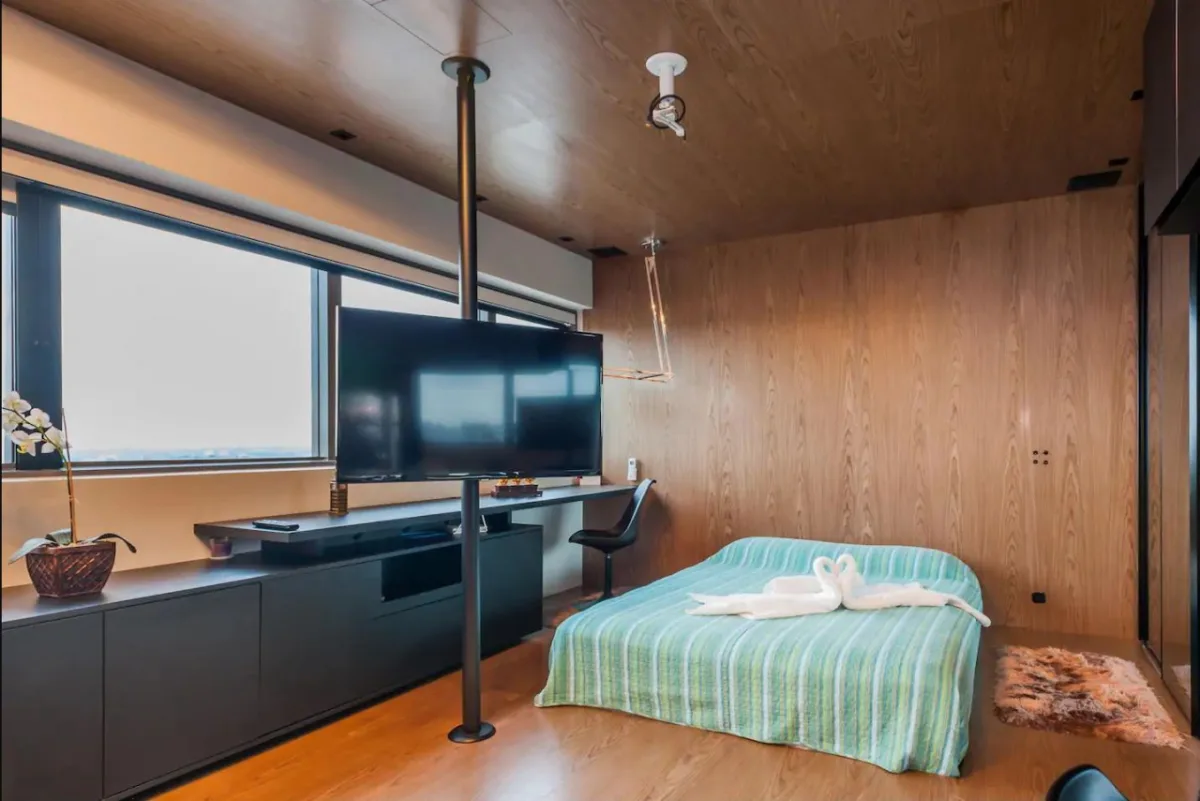 Apartamentos de pequenas dimensões e com decoração bem caprichada são os preferidos dos hóspedes que procuram o Airbnb para encontrar acomodação em Curitiba. Fotos: Airbnb / Divulgação     