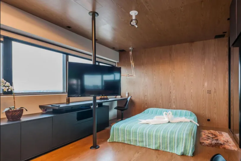 Apartamentos de pequenas dimensões e com decoração bem caprichada são os preferidos dos hóspedes que procuram o Airbnb para encontrar acomodação em Curitiba. Fotos: Airbnb / Divulgação     