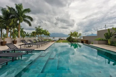 Piscinas além do quadrado; inspire-se com quatro projetos que fogem do comum