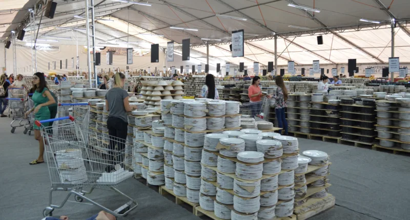 Pratos, xícaras, taças, entre outros itens compõe o evento que faz venda direta aos clientes. Foto: Divulgação