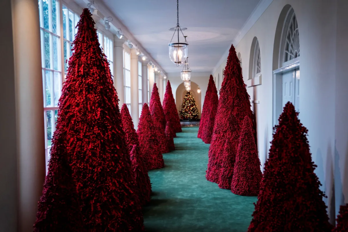 Árvores vermelhas e outros elementos com a cor fazem parte da decoração de Natal comandada por Melania Trump.  
Foto: Jabin Botsford / The Washington Post 