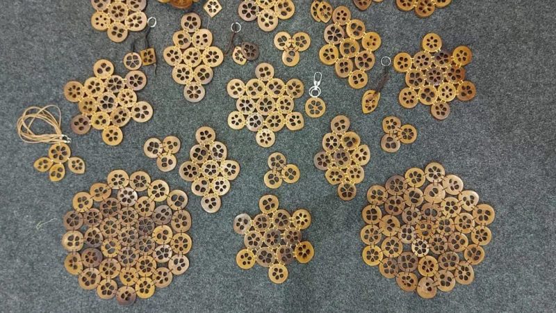 Sousplat, descanso de panela, chaveiros e outros utensílios e acessórios produzidos com o descarte do coco babaçu pela cooperativa Pindowa Extrativismo, que reúne 375 famílias de Imperatriz (MA).