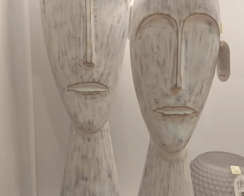 Esculturas reproduzem rostos humanos na Grillo.