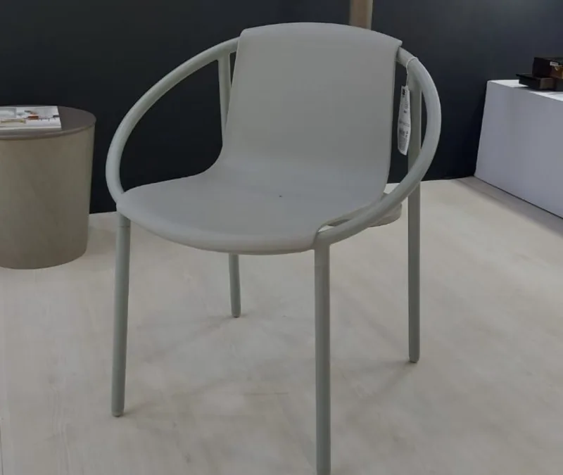 Ringo Chair, por Kutarq Studio, S.L, marca a entrada da marca de acessórios Umbra no mercado de mobiliário.