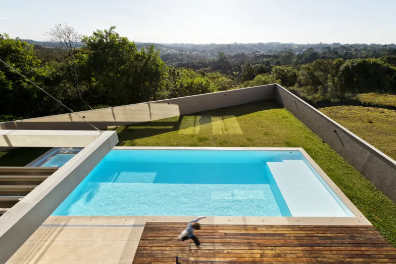 Piscina conecta-se á area interna por meio de grandes panos de vidro. Foto: Marcelo Stammer