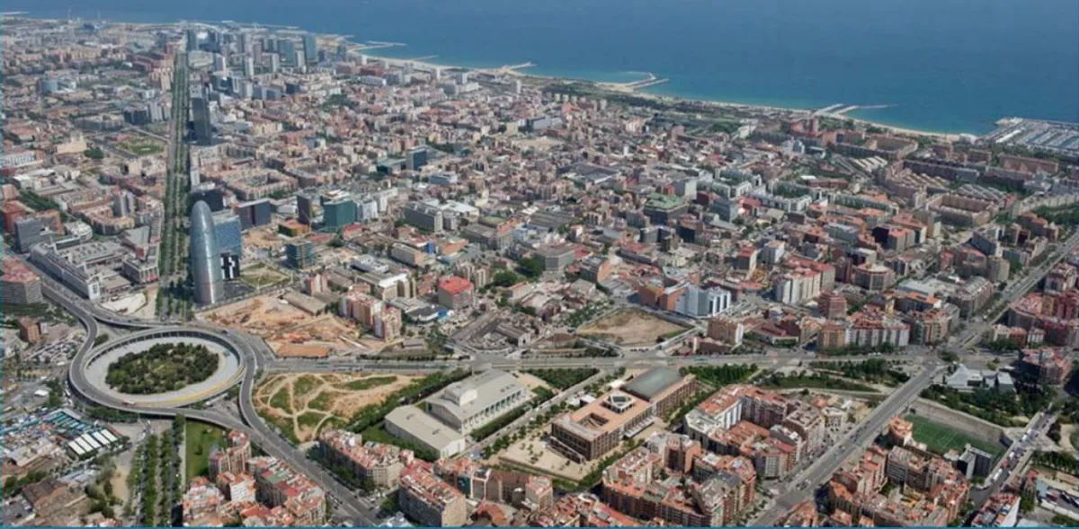 O bairro 22@barcelona recuperou uma área industrial degradada e hoje colhe frutos no campo da inovação e do urbanismo. Foto: Reprodução