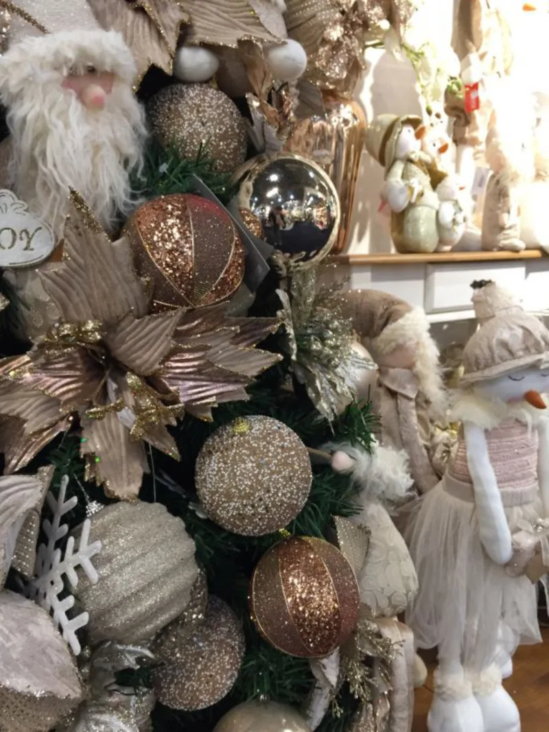 Champagne, platinum e ouro rosé são as cores do ano no decór de Natal. Foto: Divulgação/Noel Decorações de Natal