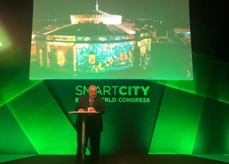 Rafael Greca fala sobre os programas de inovação em desenvolvimento em Curitiba no congresso em Barcelona, em 2018. Foto: Milena Seabra / Gazeta do Povo