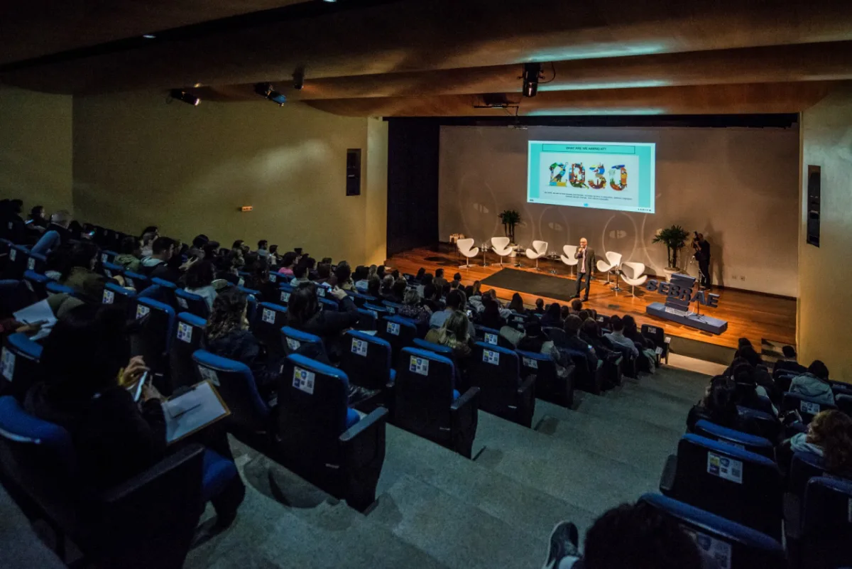 Evento Design for a better world  aconteceu no auditório do Sebrae em Curitiba e debateu os caminhos do design na promoção do bem estar social e da sustentabilidade. Foto: Letícia Akemi / Gazeta do Povo. 