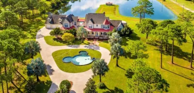 Casa tem até mesmo uma piscina com a cara do Mickey. Fotos: Divulgação