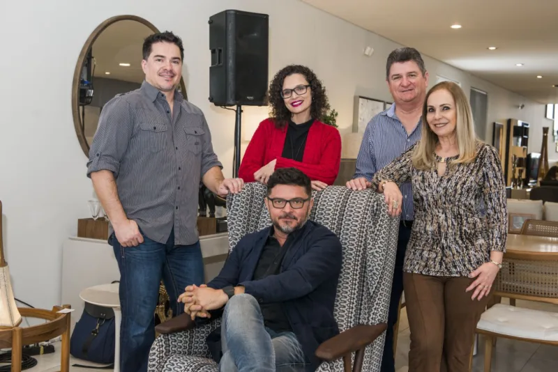 Wilson Elias, Luciano Elias e Sonia Elias, da Ton Sur Ton, o designer Paulo Alves e a editora de Haus, Daliane Nogueira. Foto: Letícia Akemi/Gazeta do Povo