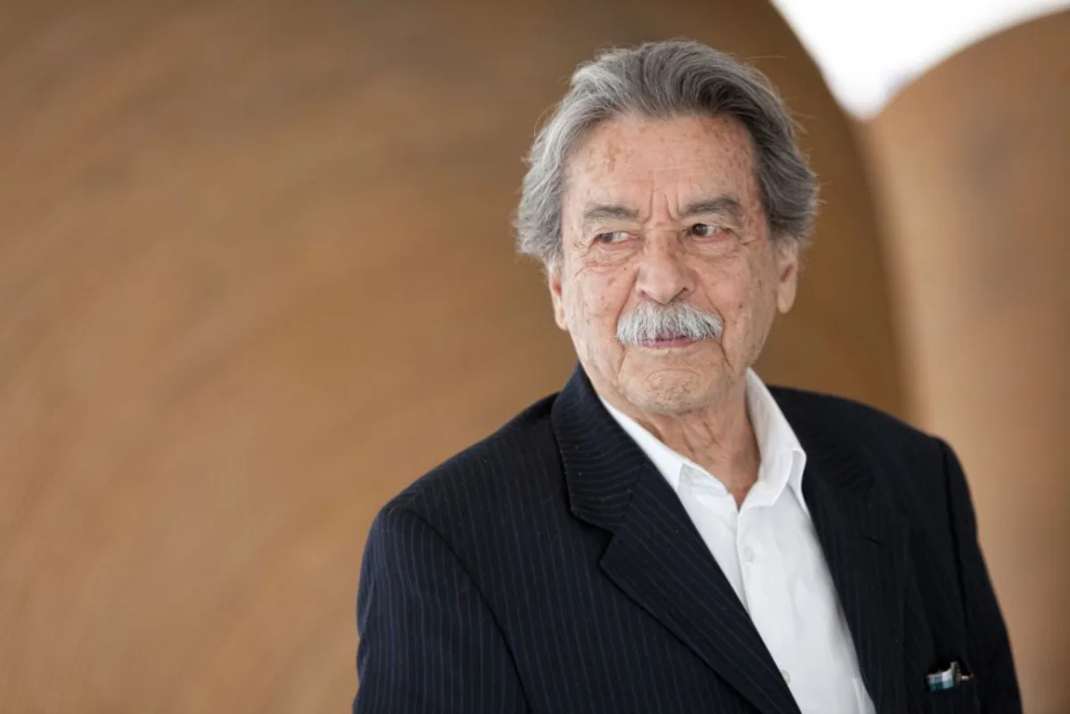 Fotos do arquiteto Paulo Mendes da Rocha durante a entrevista e Retrato após para a Revista HAUS. Na foto: Paulo Mendes Rocha, 86. Arquiteto. Local: Museu Oscar Niemeyer