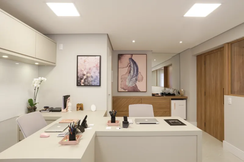 O projeto desse escritório de arquitetura trouxe como ponto de partida o uso das cores da marca: preto e rosa. Foto: Joel Rocha