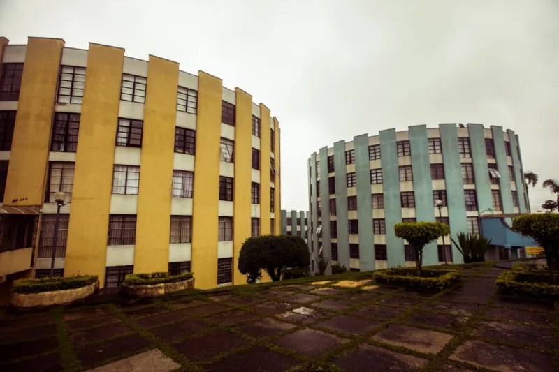 Conjunto Cruzeiro do Sul, no Jardim Botânico, em Curitiba. Cores e formato dos prédios chama atenção de quem passa nos arredores.  Foto: André Rodrigues / Gazeta do Povo