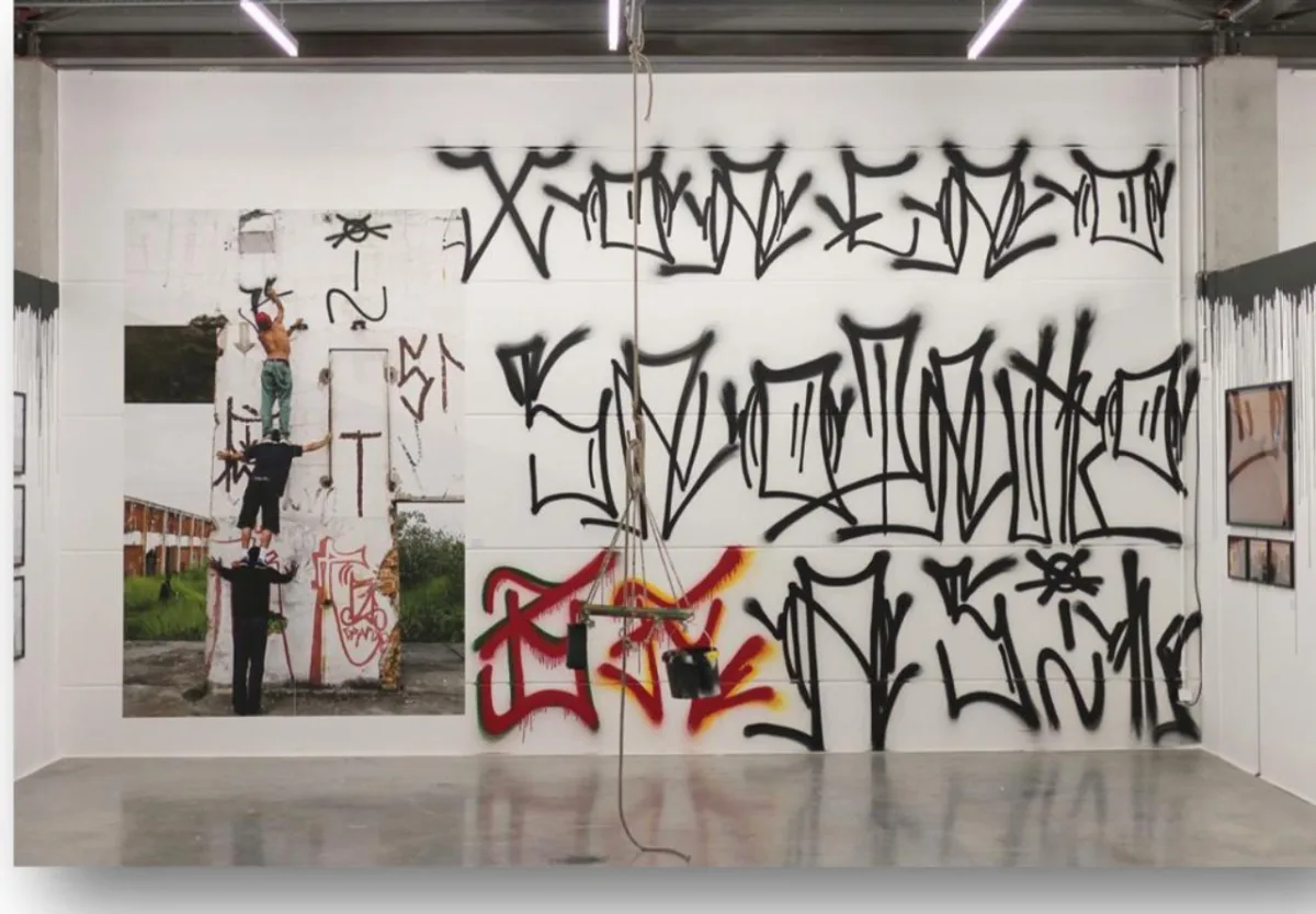 Mural na exposição “Corners of(f) Society, 2018, na Colab Galery, Alemanha.