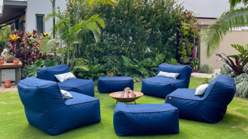 Poltronas da Eco Flame Garden possuem design que permite boa ventilação e material que garante secagem rápida.