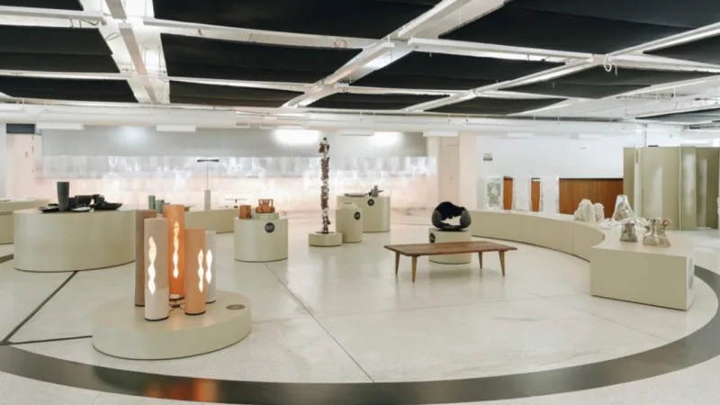 Expositores de diversas alturas e diâmetros possibilitaram destaque a peças de diferentes tipos