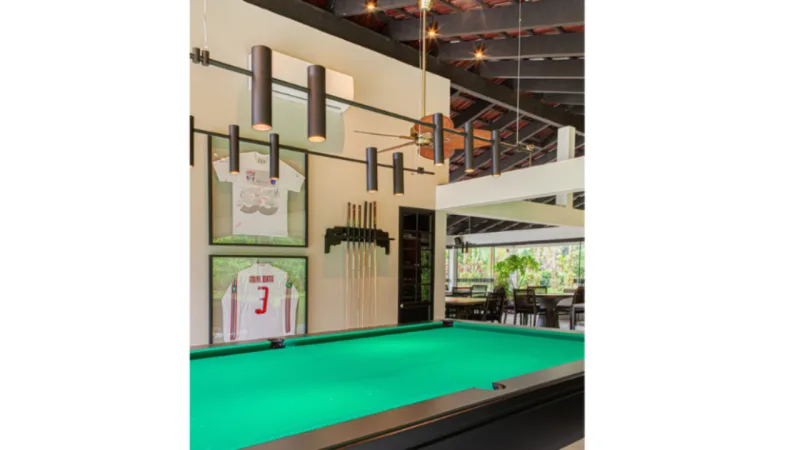 Itens de coleção do acervo pessoal da família adicionam personalidade à decoração.