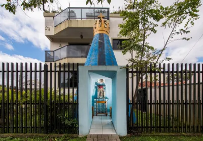 Capela no formato do manto de Nossa Senhora Aparecida chama atenção em bairro de Curitiba