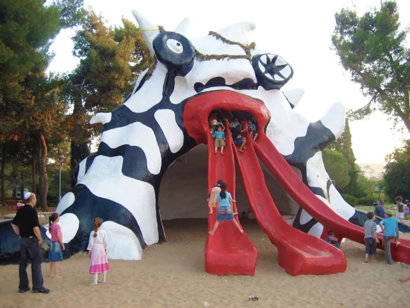 Parquinho Golem, no Jardim Rabinowitz, em Jerusalém, projetado em 1972 pela designer pop e cineasta francesa Niki de Saint Phalle. Foto: Brian Negin/Flickr