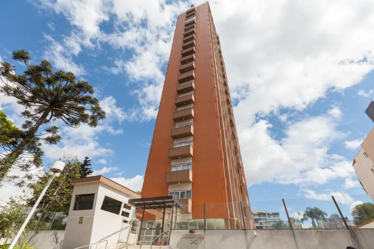 Edifício Uirapuru foi construído no início dos anos 1970, no Água Verde. Pouco depois, a regra de zoneamento impediu que prédios com essa altura fossem construídos na região. Foto: Fernando Zequinão / Gazeta do Povo.