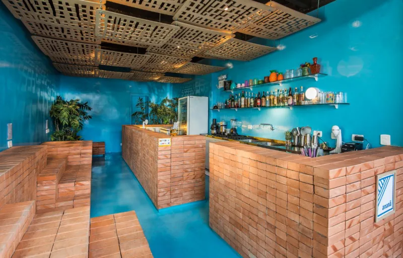 O espaço reduzido obrigou os arquitetos a pensar uma nova solução para a permanência e circulação dos clientes. Foto: Leticia Akemi/Gazeta do Povo.