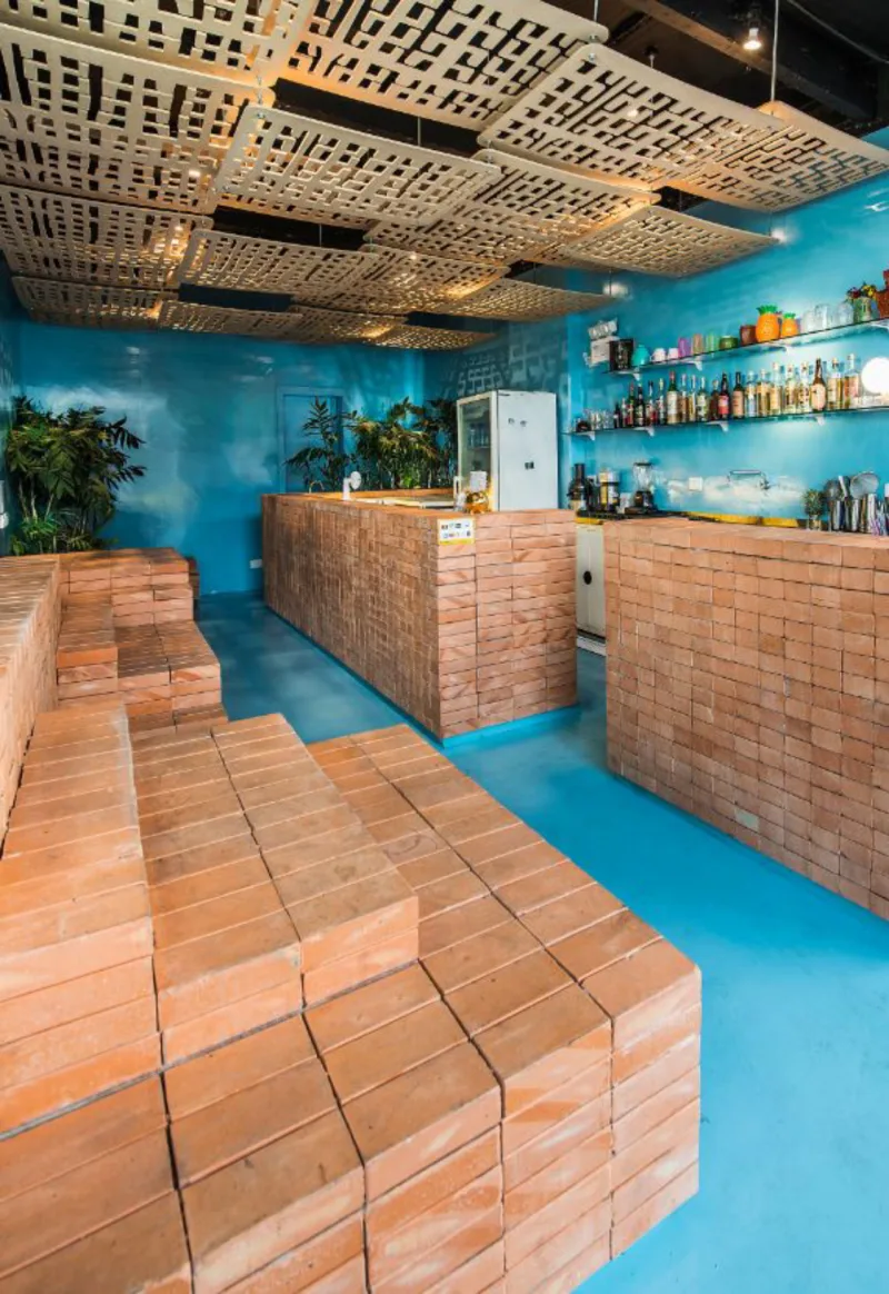A arquibancada é o ponto central do projeto. Ela transforma o trabalho dos bartenders em um espetáculo a ser apreciado e ainda resolve o problema da permanência no bar. Foto: Leticia Akemi/Gazeta do Povo